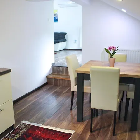 Nadja&dani アパート クレン・ヴァクフ